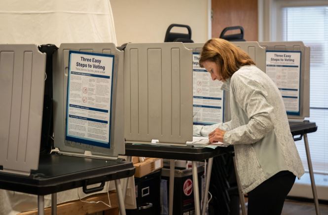 Una votante deposita su voto en un colegio electoral dentro de la iglesia Sunset Ministry en San Francisco el 5 de noviembre de 2024. Loren Elliott/Getty Images)