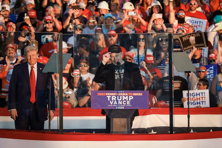 El CEO de Tesla, Elon Musk, apoya al candidato presidencial republicano y expresidente Donald Trump durante un mitin de campaña en el recinto ferial Butler Farm Show, en Butler, Pensilvania, el 5 de octubre de 2024. (Kevin Dietsch/Getty Images)