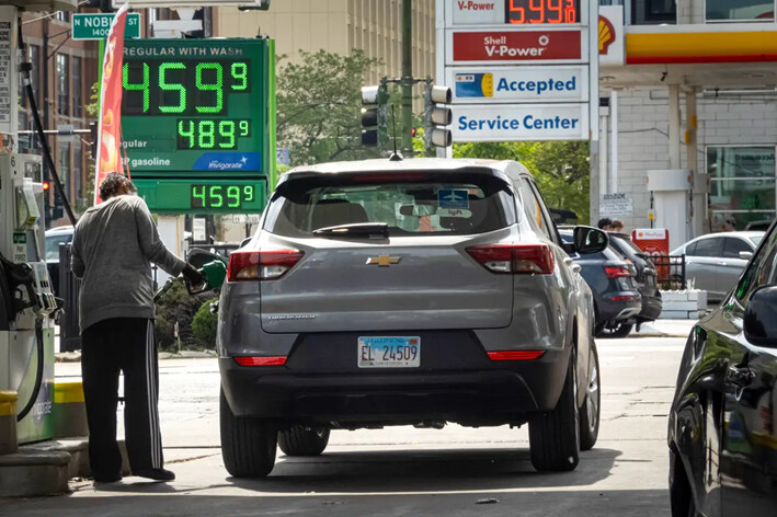 Un cartel muestra los precios en una gasolinera de Chicago, el 21 de mayo de 2024. Los precios actuales de la gasolina oscilan entre 3 y 4 dólares por galón. (Scott Olson/Getty Images)