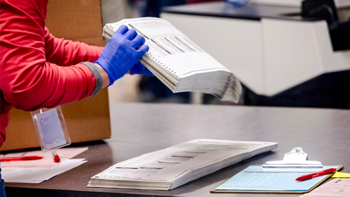 Un trabajador electoral clasifica boletas, en una foto de archivo sin fecha. (John Moore/Getty Images)