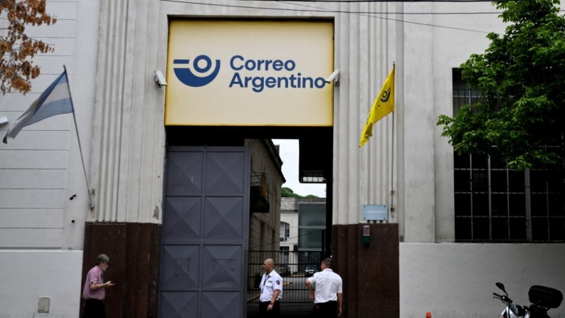 Vista de la fachada de una oficina de correos de la empresa estatal Correo Argentino tomada en Buenos Aires (Argentina) el 18 de enero de 2024. (Luis Robayo/AFP vía Getty Images)