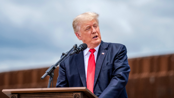 El expresidente Donald Trump habla durante una visita al muro fronterizo entre México y Estados Unidos cerca de Pharr, Texas, el 30 de junio de 2021. (Sergio Flores/AFP vía Getty Images)