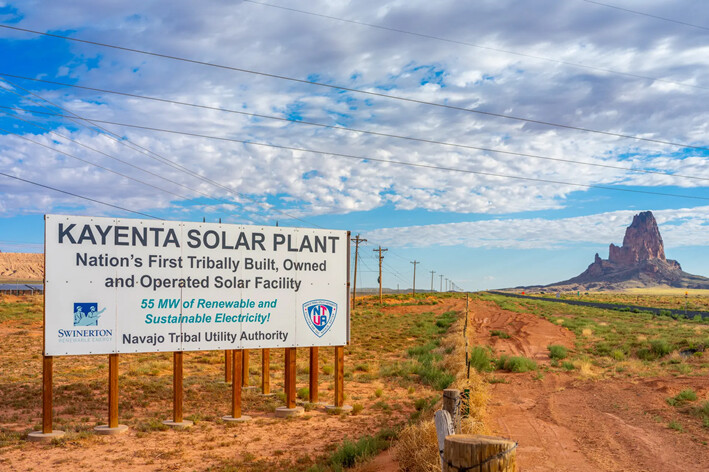 Un cartel de entrada a la planta solar de Kayenta, en Kayenta, Arizona, el 23 de junio de 2024. El CFD del índice de energía solar cayó de 42 dólares antes de las elecciones presidenciales de 2024 a 36 dólares al final de la semana. (Brandon Bell/Getty Images)