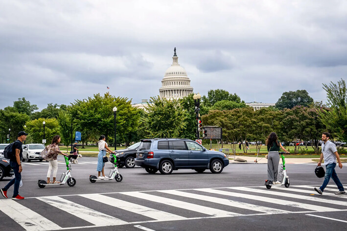 La gente cruza una calle cerca del Capitolio de Estados Unidos, el 16 de septiembre de 2024. Gran parte de la reducción de impuestos que Trump prometió durante su campaña de reelección requerirá la cooperación del Congreso. (Madalina Vasiliu/The Epoch Times)