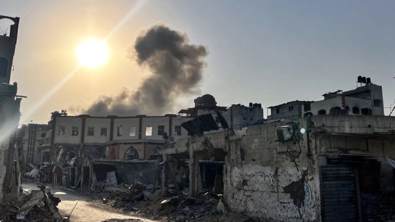 El humo se eleva después de un bombardeo israelí en Beit Lahia en el norte de la Franja de Gaza, el 1 de noviembre de 2024. (AFP vía Getty Images)