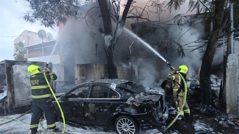 Los bomberos israelíes trabajan para extinguir un incendio después de que cohetes lanzados desde Líbano impactaran en la ciudad de Kiryat Ata, en el distrito de Haifa, en el norte de Israel, el 11 de noviembre de 2024. EFE/EPA/Gil Nechushtan Israel 