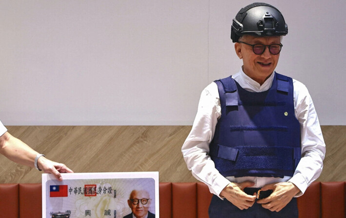 Robert Tsao, expresidente del fabricante de microchips UMC, posa en una conferencia de prensa donde anuncia sus planes para financiar la educación en defensa civil, en Taipéi, Taiwán, el 1 de septiembre de 2022. (Ann Wang/Reuters)