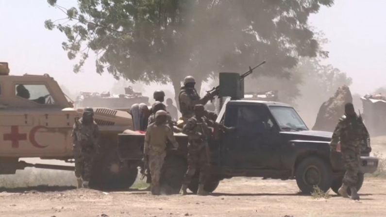 Esta imagen extraída de un vídeo de AFPTV muestra a soldados del ejército chadiano desplegados en la capital, Yamena, el 20 de abril de 2021. (AFPTV/AFP vía Getty Images)