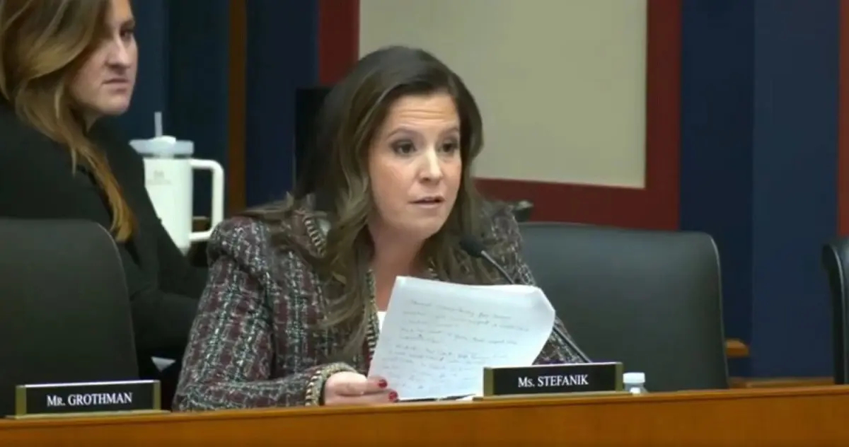 La representante Elise Stefanik (R-N.Y.) interroga a la presidenta de la Universidad de Harvard, Claudine Gay, en una audiencia de la Comisión de Educación y Trabajo de la Cámara de Representantes sobre el presunto antisemitismo en los campus, en Washington, el 5 de diciembre de 2023. (Comisión de Educación y Trabajo de la Cámara de Representantes / Captura de pantalla vía NTD)