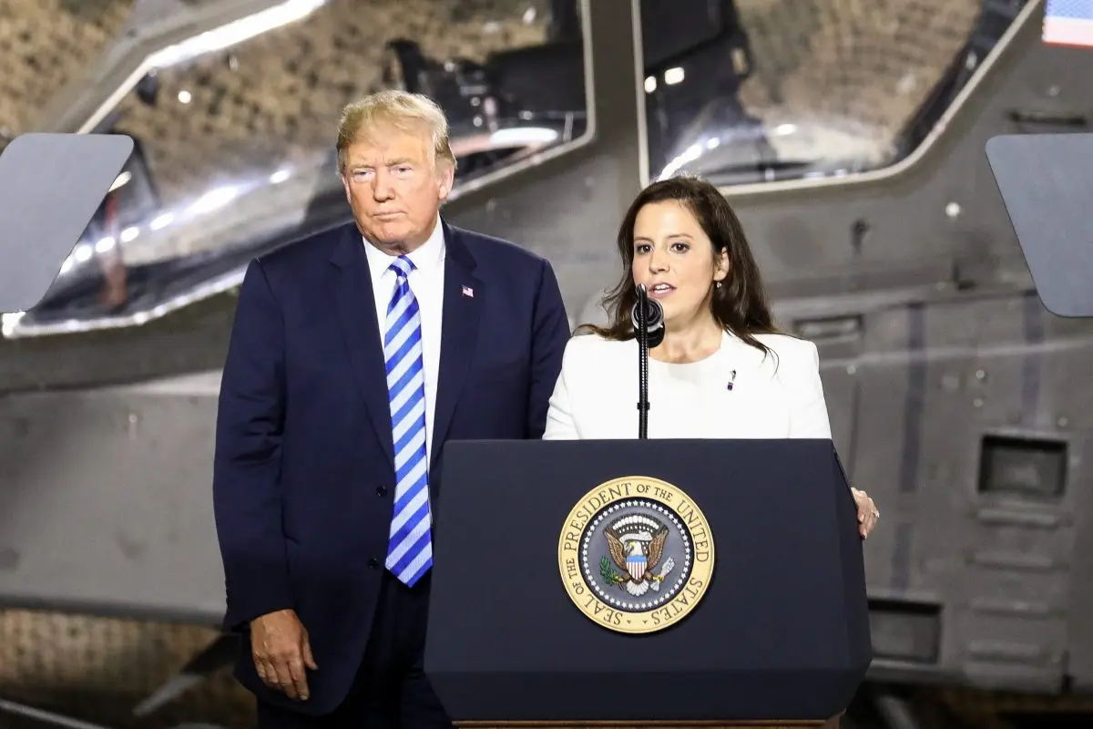 La representante Elise Stefanik (R-N.Y.) junto al entonces presidente Donald Trump durante un evento el 13 de agosto de 2018. (Charlotte Cuthbertson/The Epoch Times)