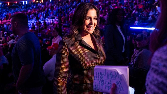 La representante Elise Stefanik (R-N.Y.) habla con los periodistas antes de un mitin de campaña con el expresidente Donald J. Trump en el Madison Square Garden de Nueva York el 27 de octubre de 2024. (Samira Bouaou/The Epoch Times)