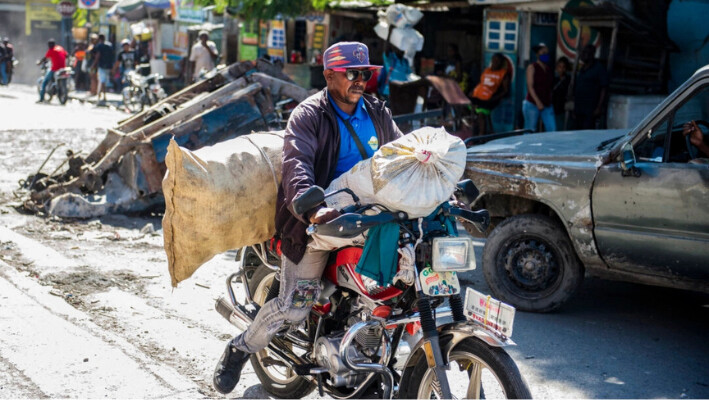 Un hombre huye de su barrio después de que bandas armadas aterrorizaran las zonas de Delmas 24 y Solino en Puerto Príncipe, Haití, el 26 de octubre de 2024. (Clarens Siffroy/AFP vía Getty Images).