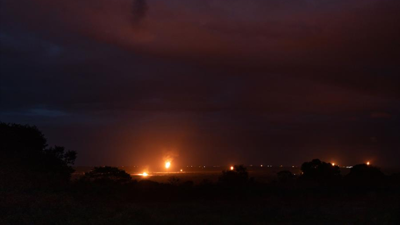 Fotografía de archivo que muestra la vista de un campo petrolero que alberga quemadores de gas pertenecientes a la estatal Petróleos de Venezuela (Pdvsa), en el estado Monagas (Venezuela). EFE/ RAayner Peña R.