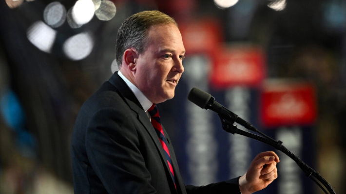 El exrepresentante Lee Zeldin habla en el escenario durante el tercer día de la Convención Nacional Republicana en el Foro Fiserv en Milwaukee, Wisconsin, el 17 de julio de 2024. (Leon Neal/Getty Images)
