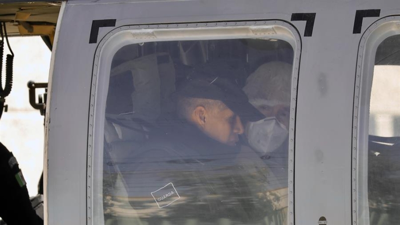 Un integrante de la Guardia Nacional (GN) acompaña el traslado en helicóptero del narcotraficante Rafael 'Caro' Quintero (derecha) al penal del Altiplano, luego de ser atendido el 11 de noviembre de 2024 en un hospital de la ciudad de Toluca (México). EFE/ Felipe Gutiérrez