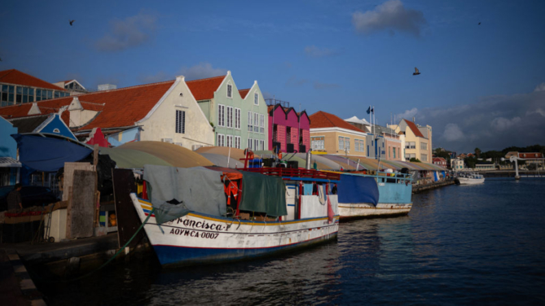 Vista del mercado flotante de Punda en el paseo marítimo del casco antiguo de Willemstad, Curazao, en el Caribe holandés, el 14 de marzo de 2024. (Federico Parra/AFP vía Getty Images)