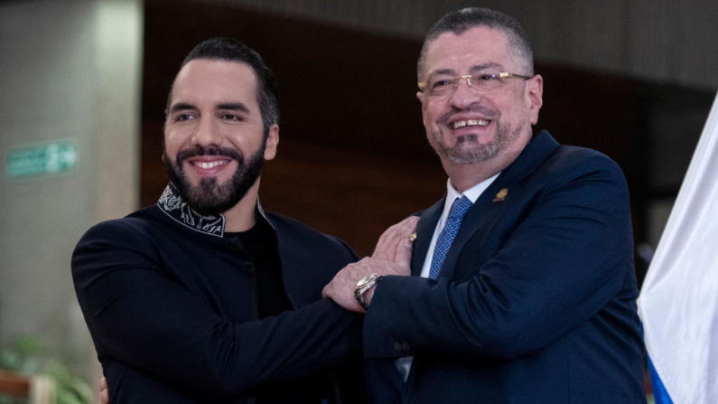 El presidente de Costa Rica, Rodrigo Chaves (d), posa para una fotografía con el presidente de El Salvador, Nayib Bukele, antes de una reunión en la casa presidencial donde discutirán temas bilaterales en San José (Costa Rica) el 11 de noviembre de 2024. (Ezequiel Becerra/AFP vía Getty Images)