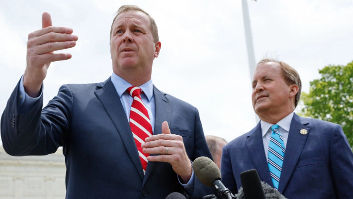 El senador Eric Schmitt (R-Mo.) (L) habla con los periodistas junto al fiscal general de Texas, Ken Paxton, en Washington el 26 de abril de 2022. (Chip Somodevilla/Getty Images)