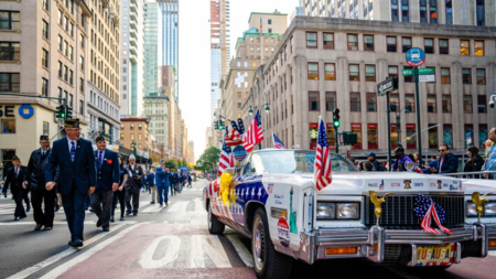 Participantes en el desfile del Día de los Veteranos de Nueva York comparten sus opiniones