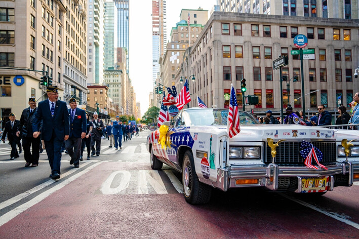 Participantes en el desfile del Día de los Veteranos de Nueva York comparten sus opiniones