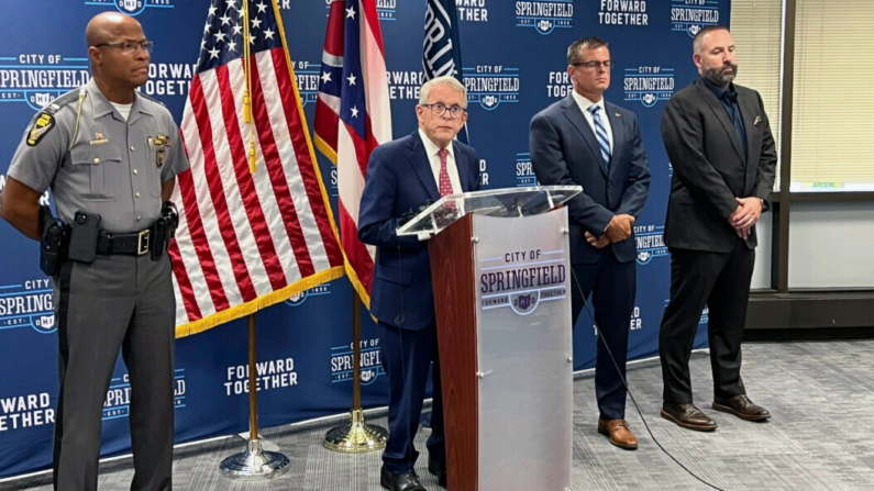 El gobernador republicano de Ohio, Mike DeWine, da una rueda de prensa el 16 de septiembre de 2024, en el ayuntamiento de Springfield, Ohio. (Patrick Aftoora Orsagos/AP Photo)