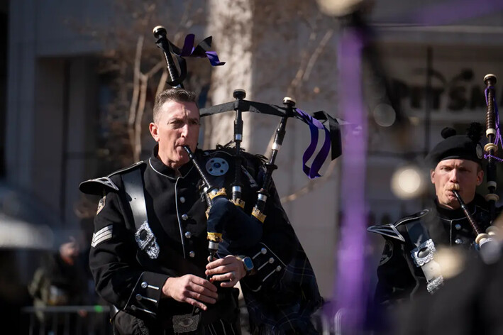 John Shaughnessy, miembro de la Banda de Gaitas de la Policía del Estado de Nueva York, en el 105.° desfile anual del Día de los Veteranos, en la ciudad de Nueva York, el 11 de noviembre de 2024. (Samira Bouaou/The Epoch Times)