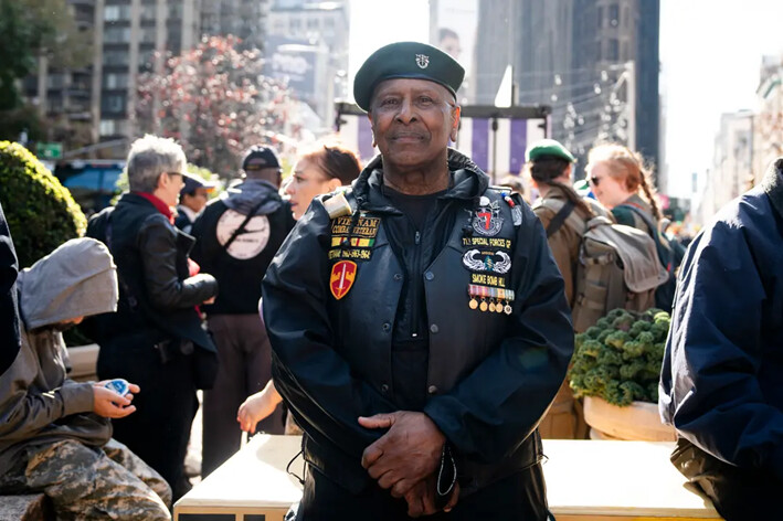 El veterano de Vietnam Calvin Wilson Sr. en el 105.° desfile anual del Día de los Veteranos, en Nueva York, el 11 de noviembre de 2024. (Samira Bouaou/The Epoch Times)