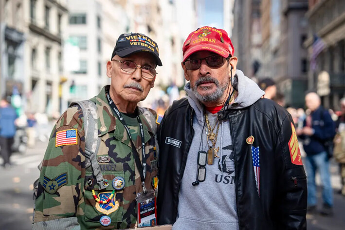 Los veteranos de Vietnam George Hernández (izq.) y José Álvarez en el 105.° desfile anual del Día de los Veteranos, en Nueva York, el 11 de noviembre de 2024. (Samira Bouaou/The Epoch Times)