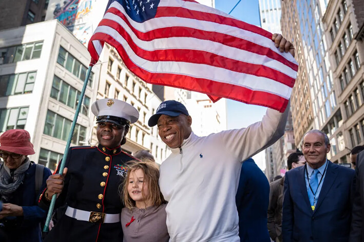 Eric Adams, alcalde de Nueva York, posa en el 105.° desfile anual del Día de los Veteranos en Nueva York, el 11 de noviembre de 2024. (Samira Bouaou/The Epoch Times)