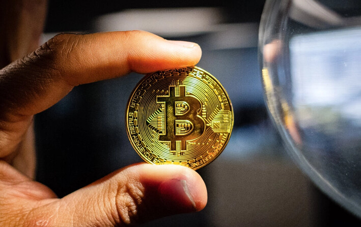 Representación de un bitcoin en forma de moneda, el 12 de enero de 2022. (John Fredricks/The Epoch Times)