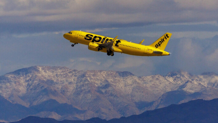 Un avión comercial de Spirit Airlines vuela tras despegar del Aeropuerto Internacional de Las Vegas en Las Vegas, el 8 de febrero de 2024. (Mike Blake/Reuters).