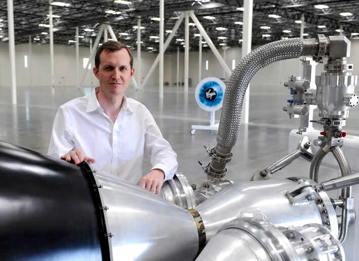 George Whitesides, entonces director ejecutivo de Virgin Galactic, en el interior de las nuevas instalaciones LauncherOne de Virgin Galactic, en Long Beach, California, el 6 de marzo de 2015. (Bob Riha, Jr./Virgin Galactic vía Getty Images)