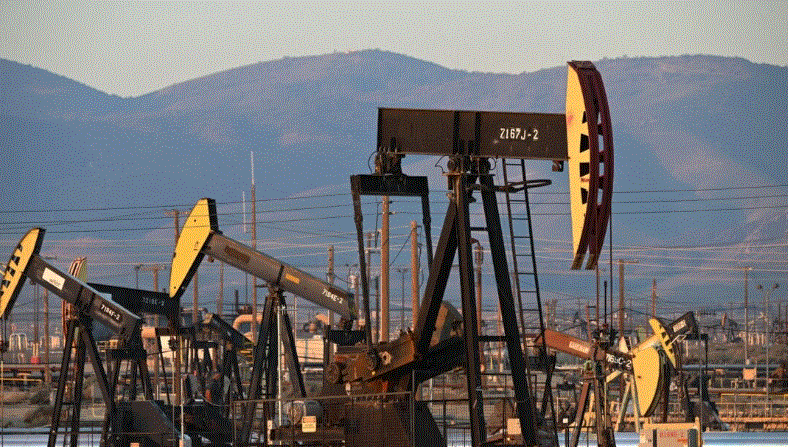 Bombas extraen petróleo hacia la superficie, en el condado no incorporado de Kern, California, el 26 de febrero de 2022. (Robyn Beck/AFP vía Getty Images)