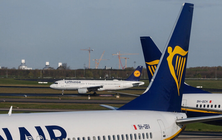 Un avión de pasajeros de la aerolínea alemana Lufthansa aterriza en la pista mientras un avión de la aerolínea irlandesa Ryanair se acerca a otro en el aeropuerto de Berlín-Brandeburgo, en Schoenefeld, cerca de Berlín, el 4 de abril de 2024. (David Gannon/AFP vía Getty Images)