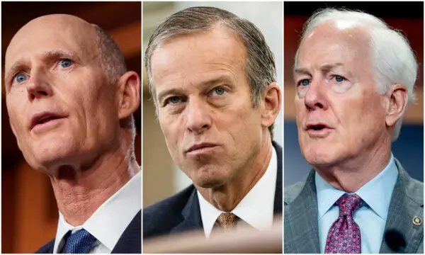 Los senadores Rick Scott (R-Fla.), John Thune (R-S.D.), y John Cornyn (R-Texas) Andrew Harnik (Samuel Corum; Joshua Roberts/Getty Images)