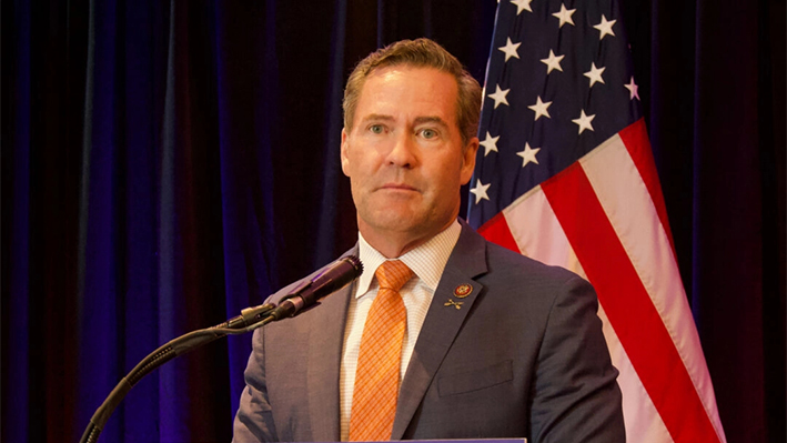 El representante Mike Waltz (R-Fla.) habla en una rueda de prensa de la campaña de Trump en el hotel Trump de Chicago el 21 de agosto de 2024. (Travis Gillmore/The Epoch Times)