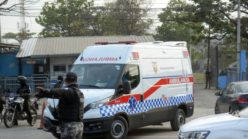 Una ambulancia sale de las instalaciones penitenciarias del Litoral después de enfrentamientos que dejaron 15 reclusos muertos en Guayaquil, Ecuador, el 12 de noviembre de 2024. (Gerardo Menoscal/AFP vía Getty Images)