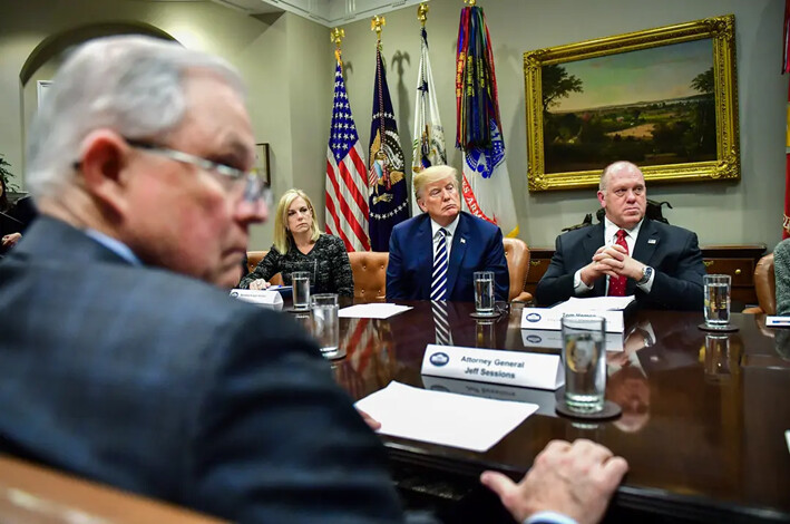 El presidente Donald Trump celebra una mesa redonda de aplicación de la ley sobre ciudades santuario, en la Sala Roosevelt de la Casa Blanca, el 20 de marzo de 2018. Trump estuvo acompañado por el fiscal general Jeff Sessions, la secretaria de Seguridad Nacional, Kirstjen Nielsen, y el director interino de ICE, Tom Homan. (Kevin Dietsch-Pool/Getty Images)