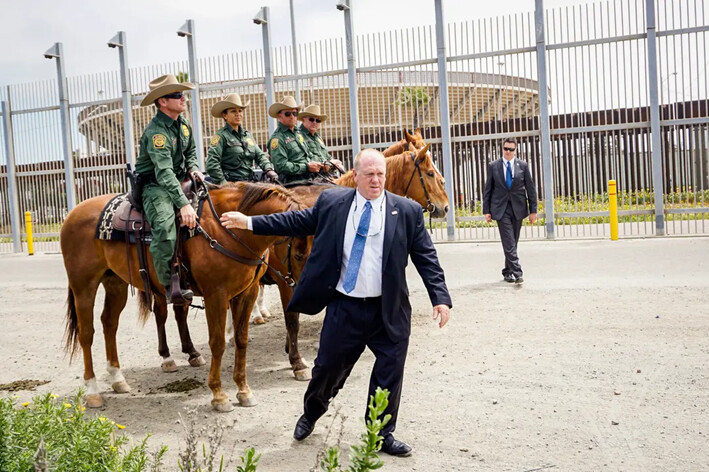 Tom Homan estrecha la mano de agentes de la Patrulla Fronteriza después de una conferencia de prensa en Border Field State Park, en San Ysidro, California, el 7 de mayo de 2018. (Sandy Huffaker/Getty Images)