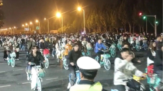 Participación de casi 200 mil ciclistas provoca que autoridades chinas decidan clausurar la actividad