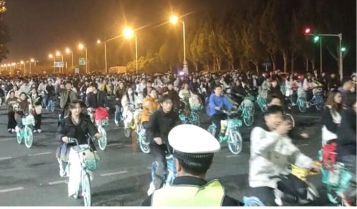 Miles de estudiantes participan en un paseo en bicicleta a Kaifeng, en busca de sopa de albóndigas, lo que provocó la obstrucción de una carretera en Zhengzhou, Henan, China, en esta captura de pantalla obtenida de un video de redes sociales publicado el 9 de noviembre de 2024. (Redes Sociales/vía Reuters)