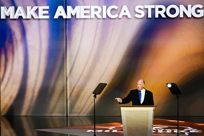 El exdirector en funciones del ICE Tom Homan habla en la Convención Nacional Republicana de 2024, en Milwaukee, el 17 de julio de 2024. (Andrew Caballero-Reynolds/AFP vía Getty Images)