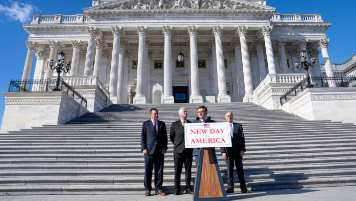 (De izquierda a derecha) El presidente del Comité Nacional Republicano del Congreso, el representante Richard Hudson (R-N.C.), el líder de la mayoría en la Cámara, el representante Tom Emmer (R-Minn.), el presidente de la Cámara, Mike Johnson (R-La.), y el líder de la mayoría en la Cámara, el representante Steve Scalise (R-La.), hablan durante la primera rueda de prensa desde los resultados de las elecciones presidenciales de 2024 en el Capitolio en Washington el 12 de noviembre de 2024. (Madalina Vasiliu/The Epoch Times)