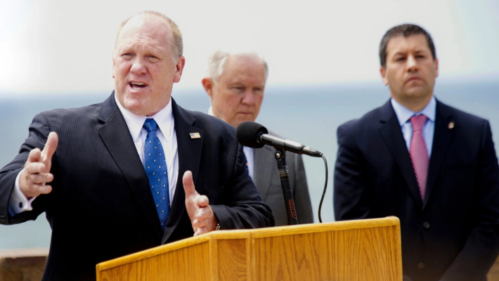 Tom Homan se dirige a los medios durante una conferencia de prensa en Border Field State Park en San Ysidro, California, el 7 de mayo de 2018. (Sandy Huffaker/Getty Images)