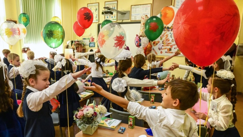 Niños rusos participan en una ceremonia de "primera campana" para marcar el comienzo del año escolar en Moscú (Rusia) el 1 de septiembre de 2023. (Yuri Kadobnov/AFP vía Getty Images)