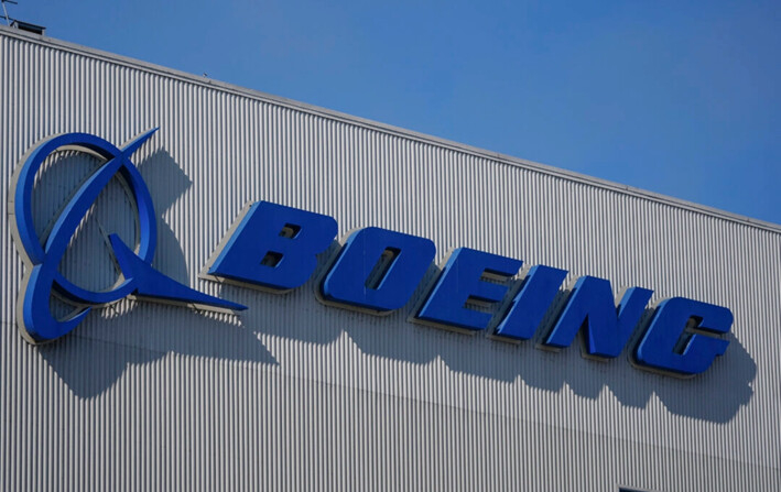 El logotipo de Boeing se exhibe en una instalación de la compañía en Renton, Washington, el 24 de septiembre de 2024. (Lindsey Wasson/AP Photo)