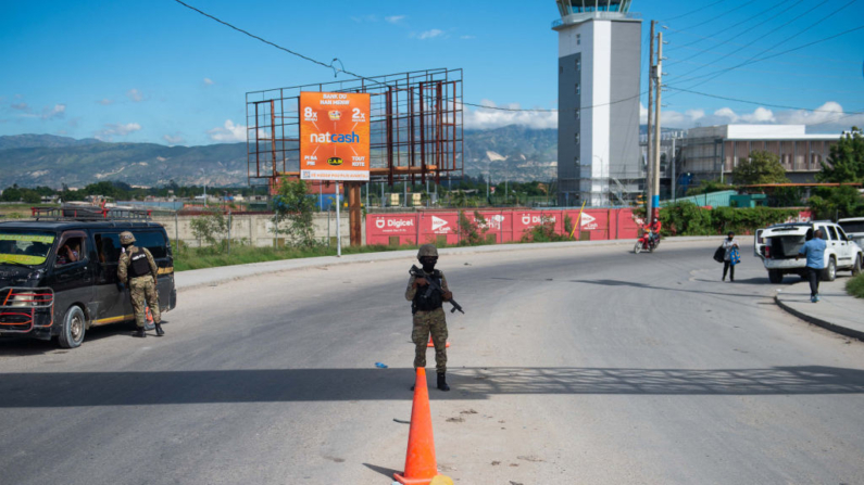 Agentes de policía patrullan cerca del Aeropuerto Internacional Toussaint Louverture en Puerto Príncipe, Haití, el 12 de noviembre de 2024. (Clarens Siffroy/AFP vía Getty Images)