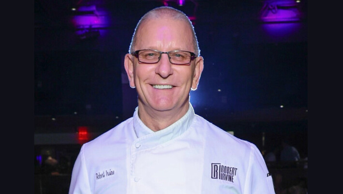 El célebre chef Robert Irvine elogia a los veteranos por su «sacrificio y dedicación»