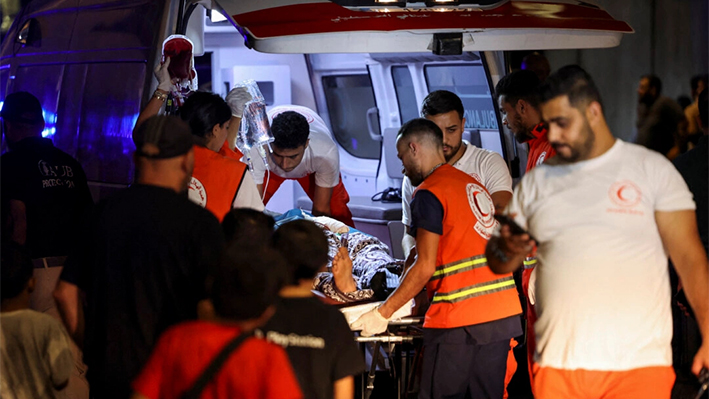 Una persona es transportada en camilla a las puertas de un centro médico de Beirut mientras varias personas, entre ellas combatientes de Hezbolá y médicos, resultan heridas y mueren al explotar los bípers que utilizan para comunicarse, el 17 de septiembre de 2024. (Mohamed Azakir/Reuters)