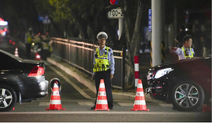 Un guardia de seguridad hace guardia cerca de un centro deportivo donde un hombre estrelló un vehículo contra personas que hacían ejercicio en Zhuhai, China, 11 de noviembre de 2024. (Kyodo News vía AP)